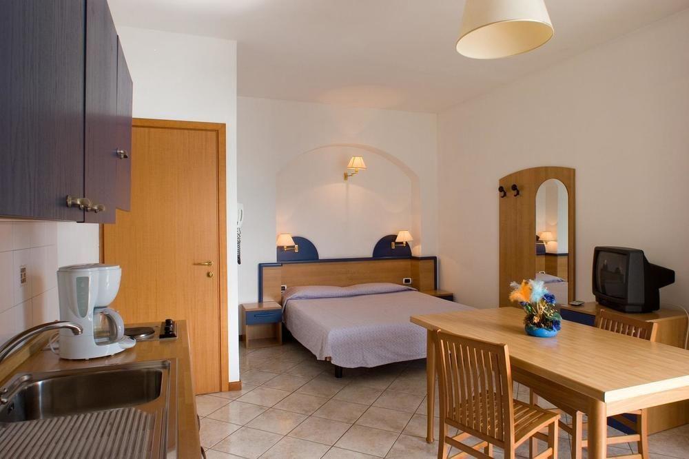 ברנצונה סול גארדה Residence Castelli מראה חיצוני תמונה
